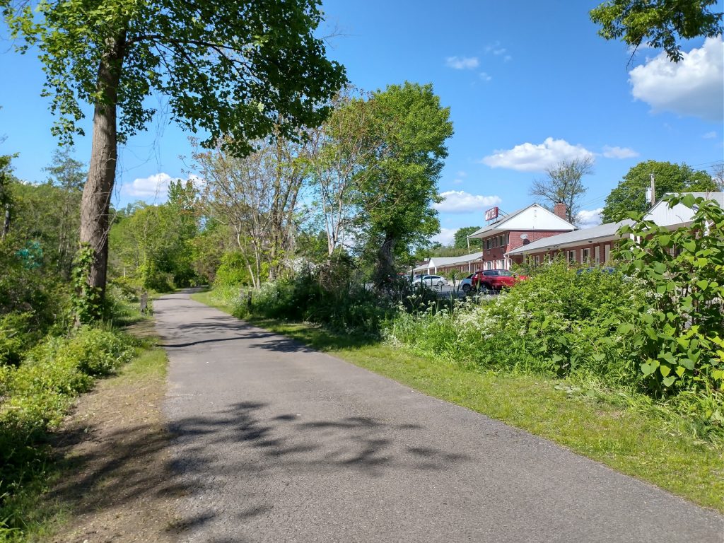 The Empire Trail passes the Ardsley Acres Hotel Court