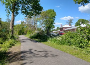 The Empire Trail passes the Ardsley Acres Hotel Court